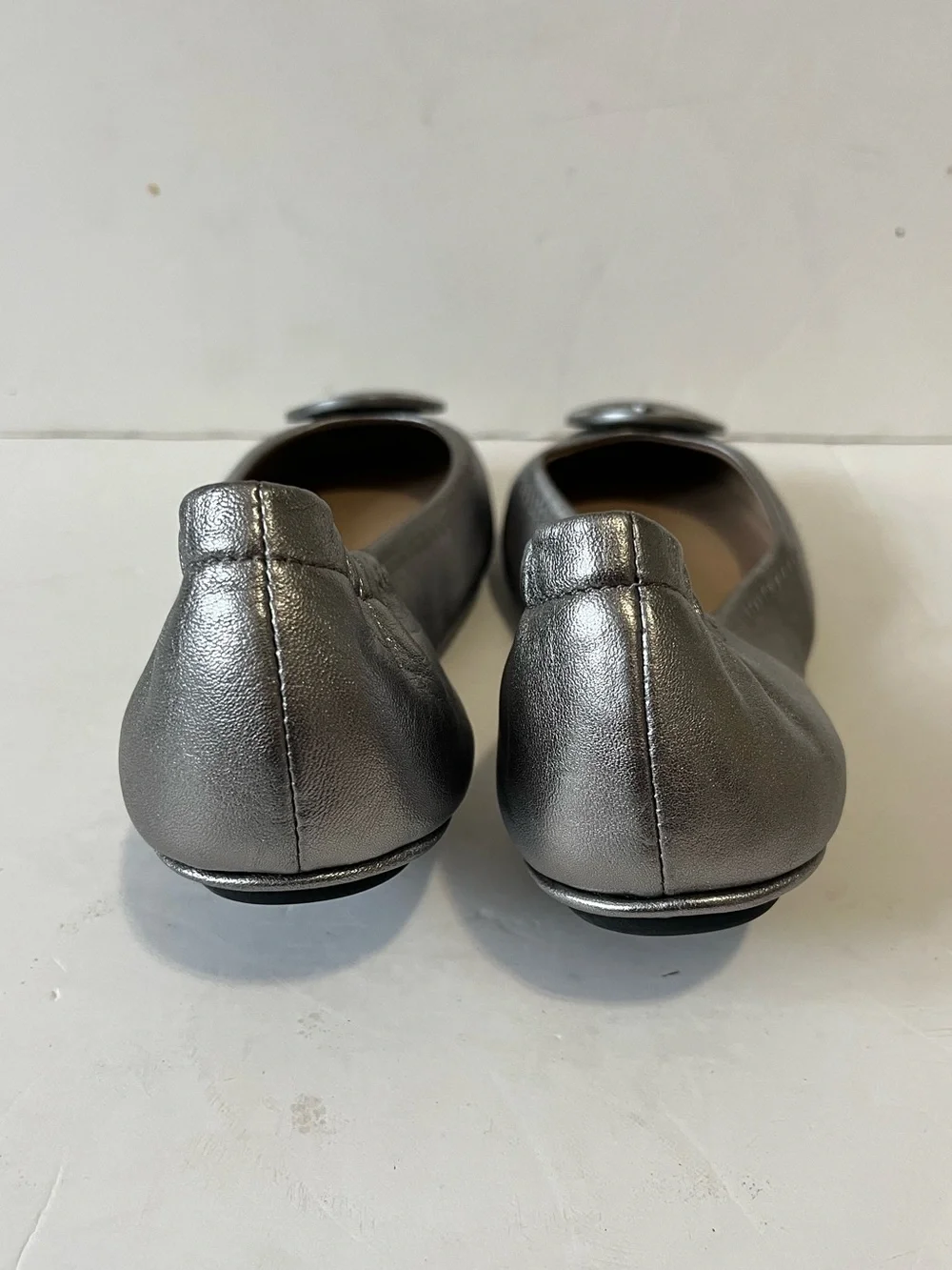 Tory Burch Silver Leather Logo Round-Toe Ballet Flats size 7.5M